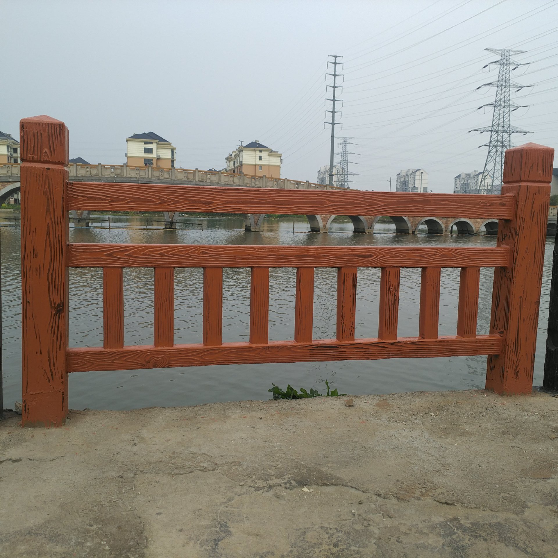 廣州天河仿木護(hù)欄廠家找廣東華堅(jiān)水泥制品,質(zhì)量可靠,抗壓耐腐蝕